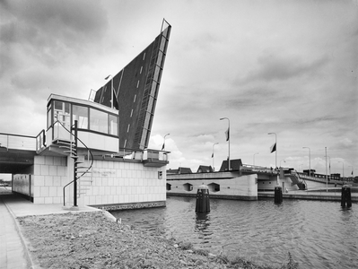 45146 Gezicht op de (geopende) Balijebrug over het Merwedekanaal te Utrecht.